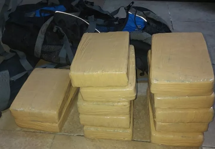 Al no ser reclamada la maleta se dio aviso a las unidades de la Policía Nacional, para la verificación correspondiente ubicando los 50 paquetes de droga. Foto. Cortesía Proteger y Servir