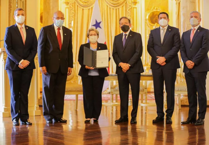 La entrega se efectuó durante una reunión entre el presidente de Panamá, Laurentino Cortizo y los magistrados de la Corte Suprema de Justicia. Foto: Grupo Epasa