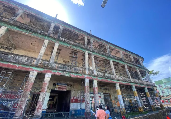 Después del techo, se continuara con la restauración de los balcones. Foto: Diomedes Sánchez 