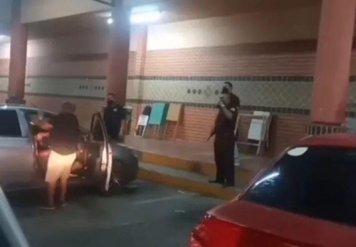 El guardia de seguridad del supermercado le llama la atención al agresor y lo  amenaza con llamar a la policía. Foto. Mayra Madrid
