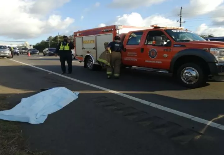 El ciclista quedó tendido en la carretera, y fue atendido por los paramédicos del Cuerpo de Bomberos quienes confirmaron que el ciudadano no tenía signos vitales. Foto. José Vásquez
