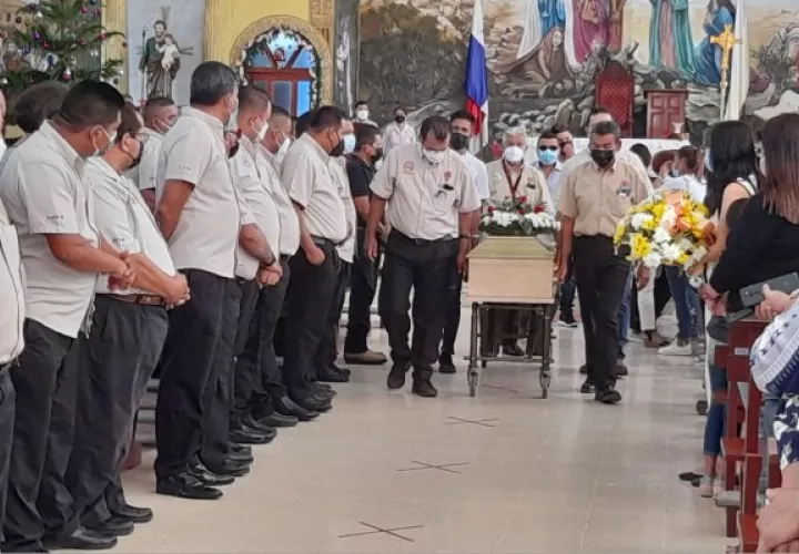 La Misa de La Misa de Mario Villareal de 66 años se realizó en la Catedral San José de David y su cuerpo fue sepultado en el cementerio de David donde acudieron sus familiares, amigos y compañeros de trabajo. Foto. José Vásquez