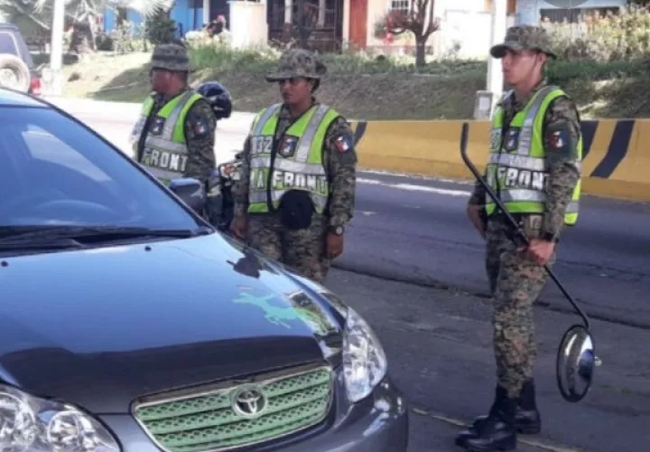 Las víctimas indicaron que dos de los delincuentes abordaron una motocicleta para darse a la fuga, mientras que una tercera persona tomó el vehículo pick-up negro con placa BL 4280 de su propiedad. Foto. Mayra Madrid