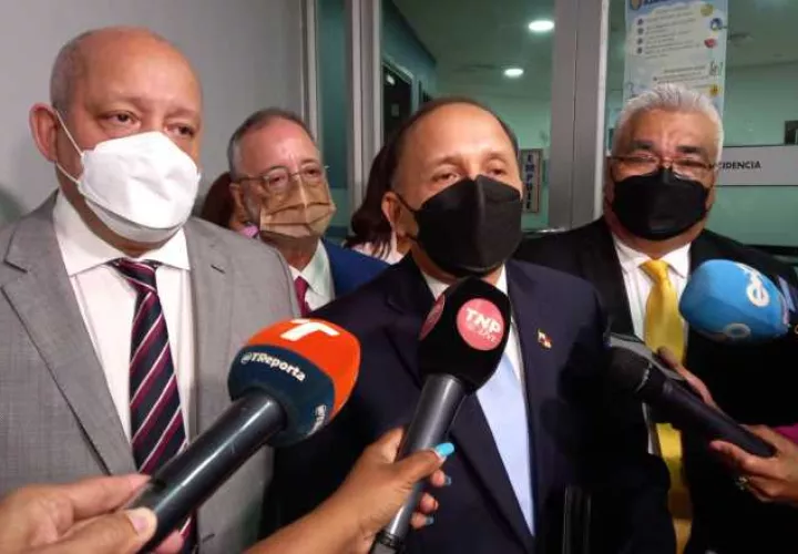 El presidente del Legislativo, Crispiano Adames, junto al magistrado del Tribunal Electoral, Heriberto Araúz y el diputado Víctor Castillo. Foto: Archivo