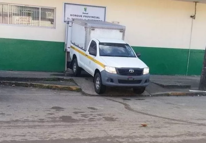 El cuerpo de Héctor Carballo fue trasladado a la morgue judicial para la autopsia de rigor. Foto. Diomedes Sánchez
