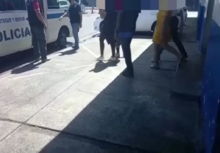 Entre los aprehendidos figuran siete panameños y dos extranjeros, a quienes se les detuvo cuando transitaban por la vía de Sherman abordo de tres autos. Foto. Diomedes Sánchez