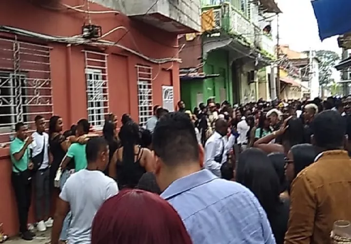Los participantes de la fiesta callejera agredieron a los miembros del orden público. Foto. Diomedes Sánchez 