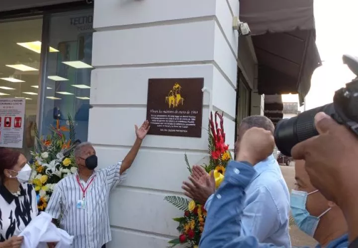 En el evento se develó una placa conmemorativa. Foto. Diomedes Sánchez
