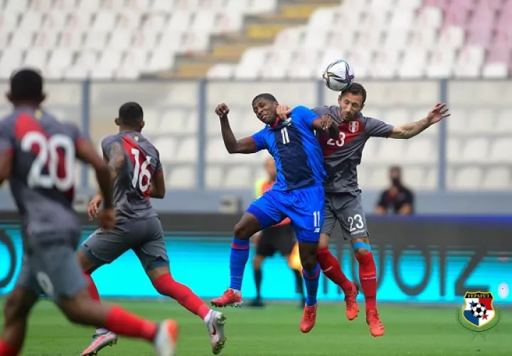 Armando Cooper de Panamá salta por el balón. Foto: Fepafut