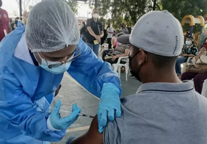 Las personas vacunadas tienen menos carga viral, en caso de contagiarse de covid-19. Foto: Cortesía Minsa