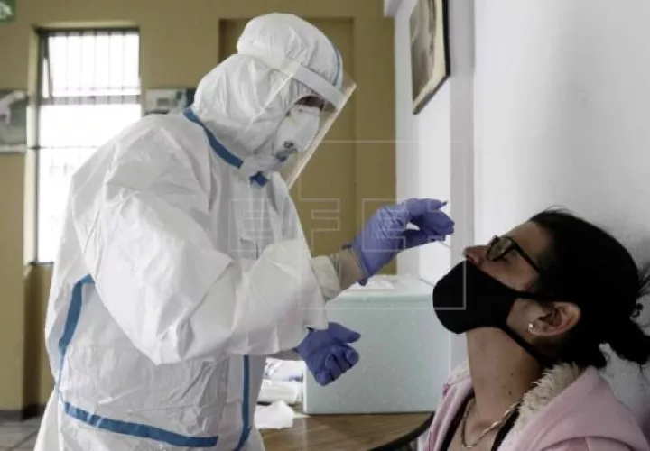 Un profesional sanitario realiza una prueba de covid-19 en San José, Costa Rica. Foto: EFE