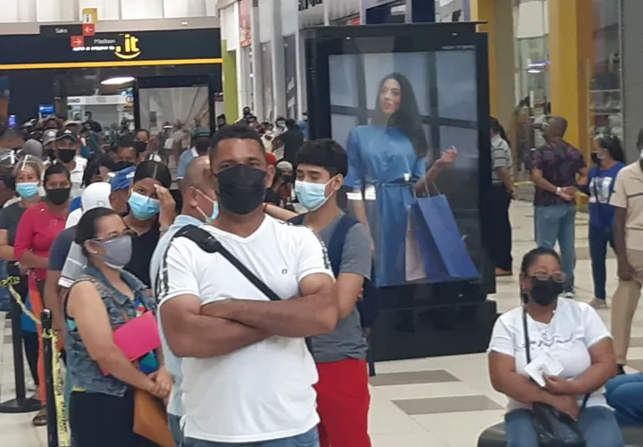La población está acudiendo masivamente a ponerse la vacuna de refuerzo contra la covid-19. Foto: Francisco Paz