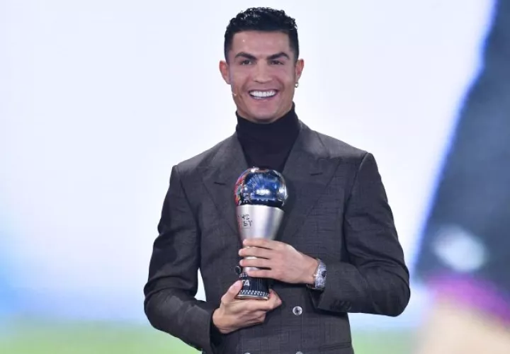 Cristiano Ronaldo, recibe su premio Foto:EFE
