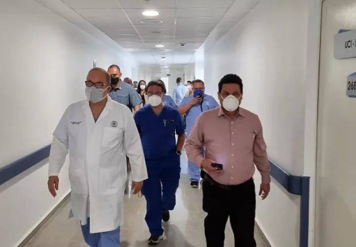 El director de la CSS y su equipo de salud realizó un recorrido por el espacio de la Ciudad de la Salud habilitado para atender a pacientes con covid-19. Foto: Cortesía de la CSS