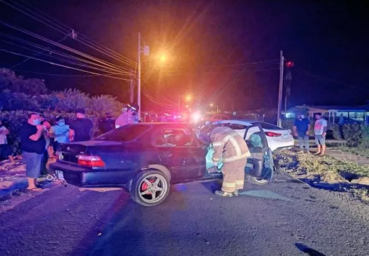 Una mujer resultó herida en un accidente de tránsito en el área de Cuvíbora, Veraguas. Foto. Cortesía Cuerpo de Bomberos