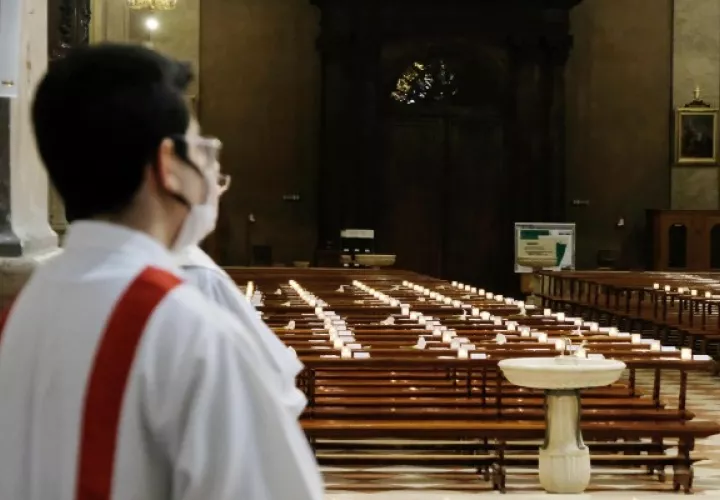 Prohíben la distribución de la Eucaristía a sacerdotes no vacunados. Foto: EFE