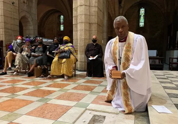 El arzobispo Thabo Makgoba deposita las cenizas del arzobispo emérito Desmond Tutu en el altar mayor de la catedral de San Jorge, en Ciudad del Cabo. EFE