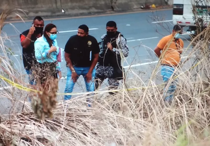Funcionarios del Ministerio Público en el área donde estaba el cuerpo calcinado. Foto: Eric A. Montenegro