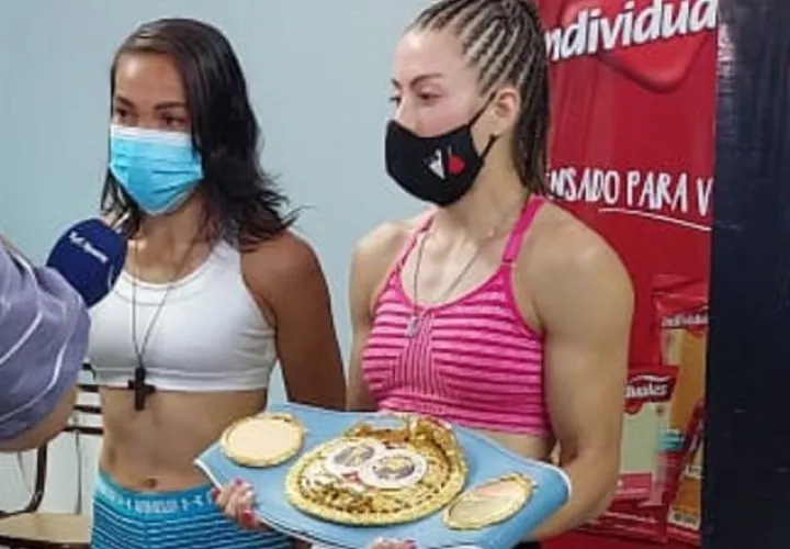 Yaditza Pérez y Evelin Bermúdez con el título. Foto:Cortesía
