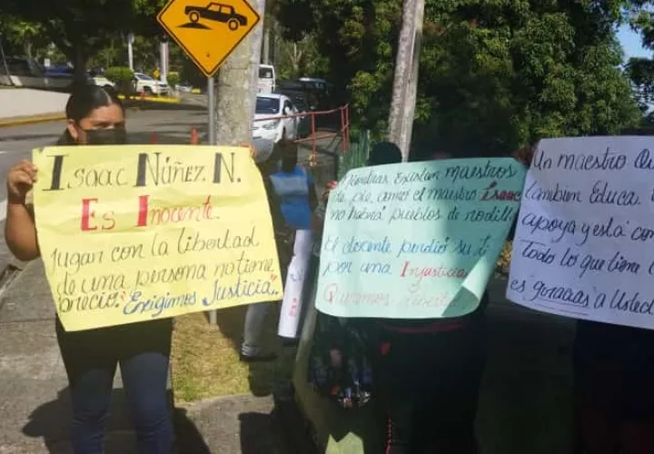 Los padres de familia piden revisar el proceso judicial que mantiene encarcelado al docente. Foto: Eric A. Montenegro