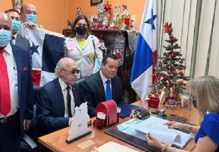 El Colegio de Abogados junto a la Fedap demandaron este lunes, leyes que incluyen a profesiones liberales en la facturación electrónica. Foto: Cortesía