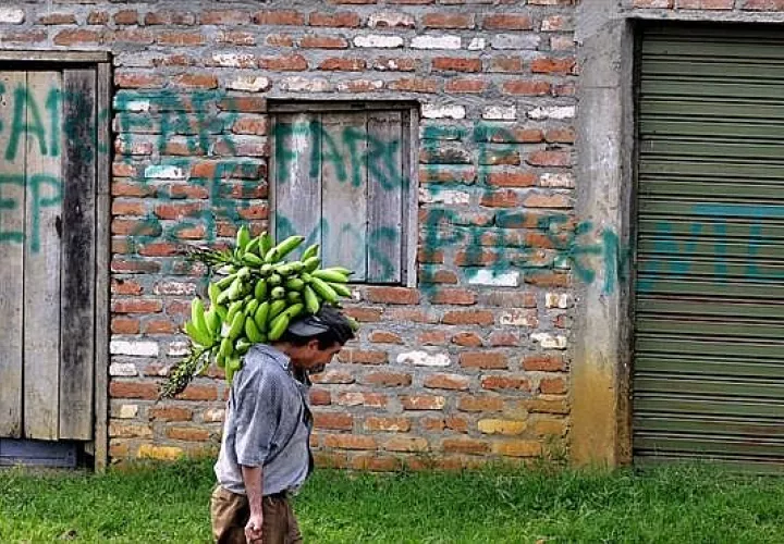 Grafiti alusivo a las Fuerzas Armadas Revolucionarias de Colombia (FARC), escrito sobre la pared de una vivienda en zona rural.