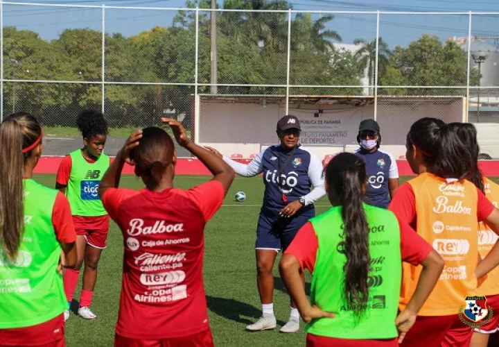 Raiza Gutiérrez (cent.) habla con los jugadores en el equipo Sub-20. Foto:Fepafut