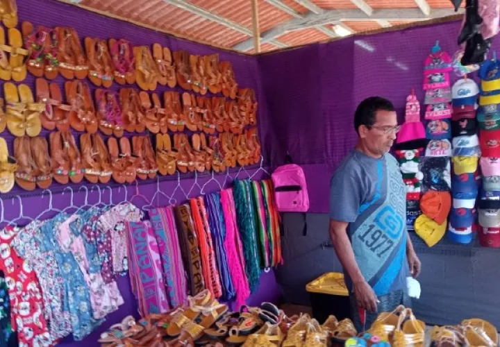  Los artesanos esperan que las personas en la feria, respeten las medidas de bioseguridad. Foto: Thays Domínguez 