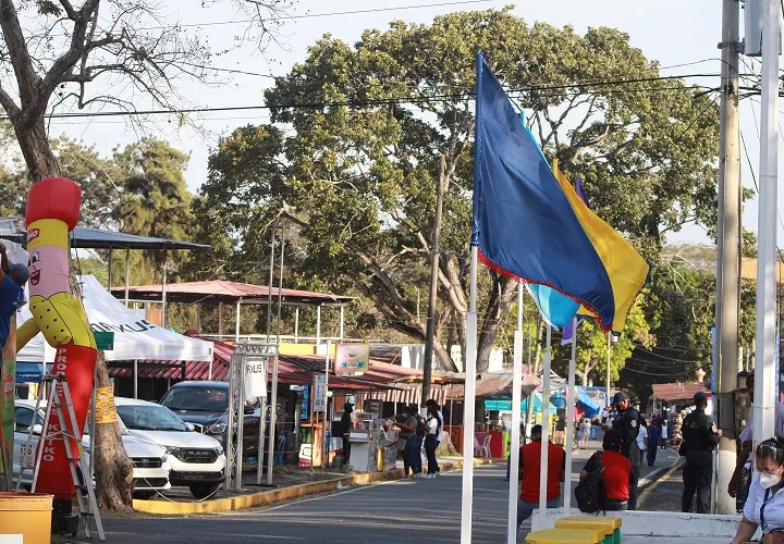 El Minsa junto a la AIG) mantiene una estricta verificación de vacunación para entrar a la Feria. Foto: Eric A. Montenegro