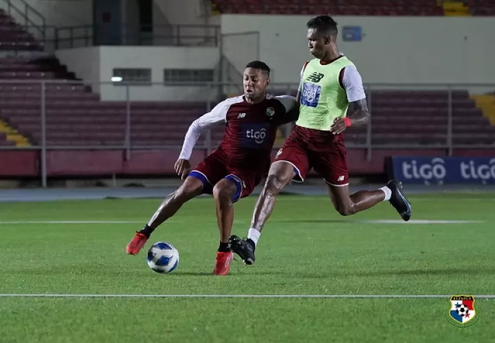 Gabriel Torres (izq.) y Roderick Miller durante los entrenamientos en el Rommel Fernández. Foto:Fepafut