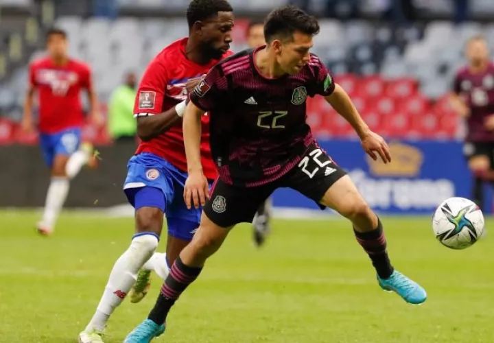 Hirving Lozano (der.)  de México protege el baló ante un tico. Foto:EFE