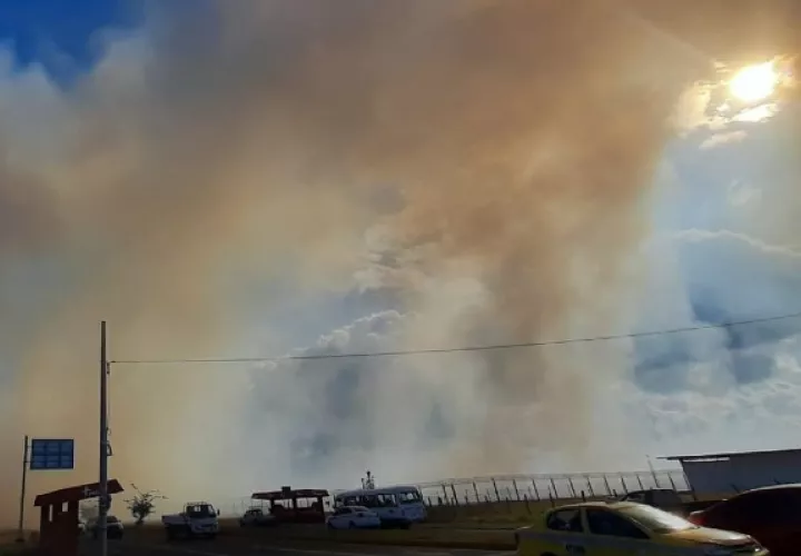 En el lugar se mantienen unidades del Cuerpo de Bomberos tratando de controlar la situación. Foto: Mayra Madrid