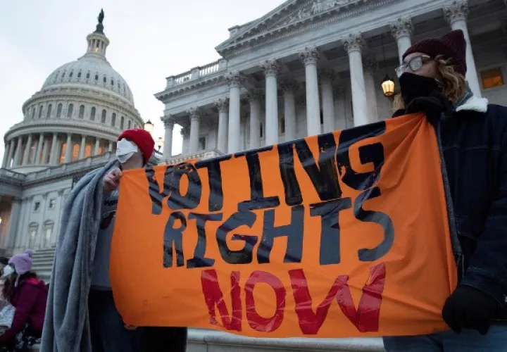 Activistas en apoyo de la legislación sobre el derecho al voto se reúnen en los escalones del Senado de Estados Unidos. Foto: EFE