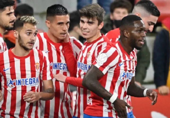 José Luis 'Puma' Rodríguez (der.) festeja con sus compañeros de Sporting. Foto:@RealSporting