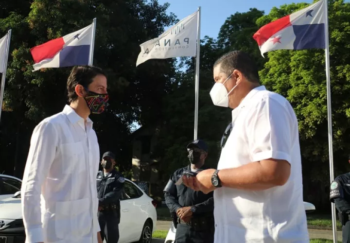 El ministro Juan Manuel Pino (dcha.) y el administrador de la ATP, Iván Eskildsen, participan en el acto de entrega de 12 vehículos que serán asignados a la Policía de Turismo. Foto: Cortesía ATP 