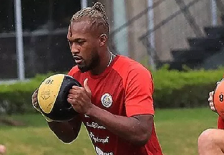 Kendall Waston (cent.), defensa central en los entrenamientos de Costa Rica. Foto:Instagram