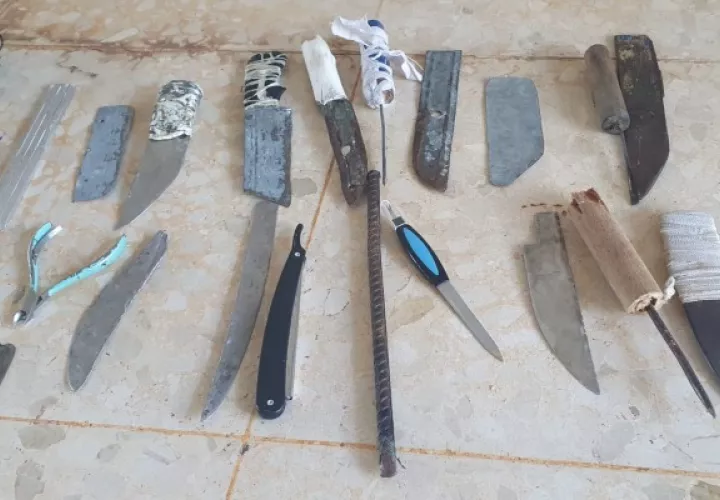 Seis armas de fuego, cuchillos y platinas guardaban reos en la Nueva Joya. Foto: Cortesía Minseg