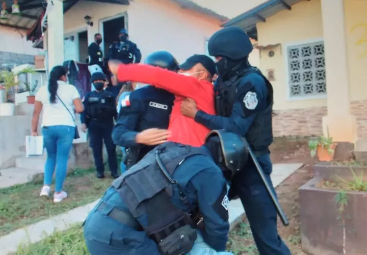 Unos 20 integrantes de varias familias fueron retenidos por las unidades policiales. Foto: Eric A. Montenegro