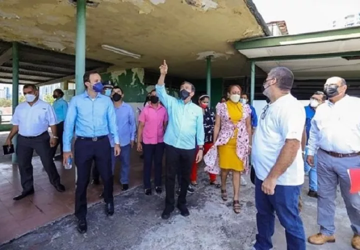 Presidente Laurentino Cortizo durante una inspección a escuelas. 