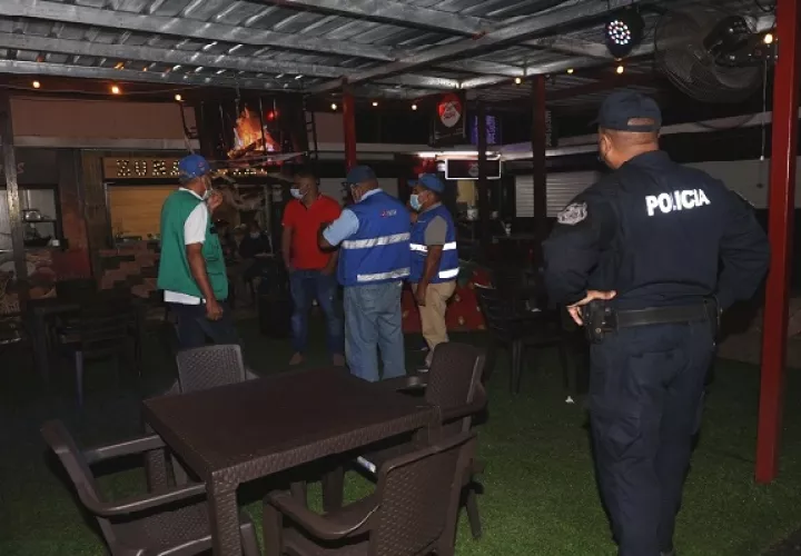 Los locales no transitorios o permanentes como bares, cantinas, parrilladas, casinos, jardines, y similares, tendrán un horario de operación de lunes a domingo hasta las 10 de la noche. Foto. Thays Domínguez