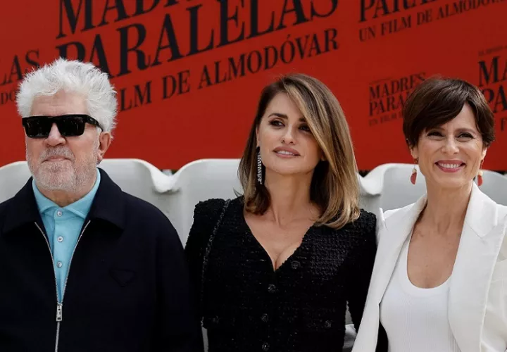  Pedro Almodovar con las actrices Aitana Sánchez-Gijón y Penélope Cruz. Foto: EFE
