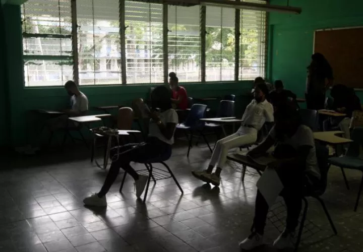 El Ministerio de Educación proyecta la instalación de aula temporales en tres planteles en Panamá Oeste.  Víctor Arosemena