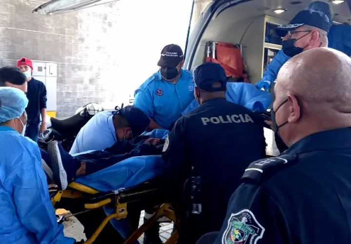 Hombre amenaza con lanzarse al vacío en el Metro de Panamá. Foto: Víctor Arosemena