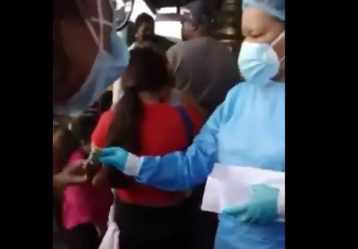  El Minsa informó que se ha iniciado una investigación pertinente, con la cual busca obtener mayores hechos relacionados a este supuesto cobro a usuarios del servicio público de salud. Foto: Captura del vídeo
