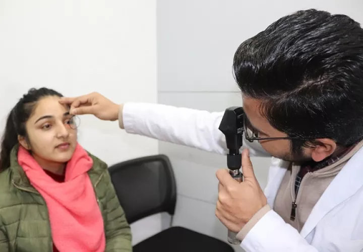 Hay que hacerle exámenes de la vista a niños y adolescentes, periódicamente para prevenir enfermedades.