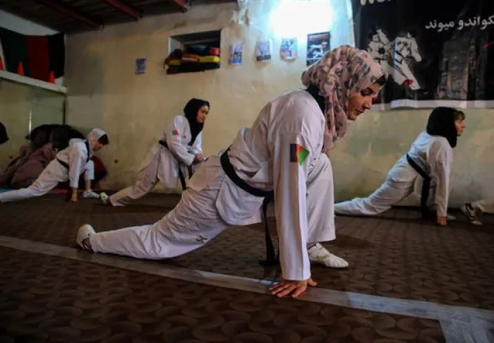 Las deportistas también tienen soportar los reproches de su familia. EFE