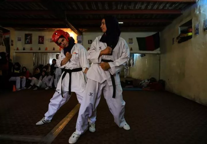 Las deportistas también tienen soportar los reproches de su familia. EFE