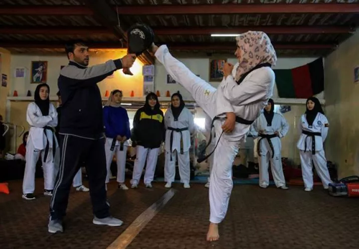 Las deportistas también tienen soportar los reproches de su familia. EFE