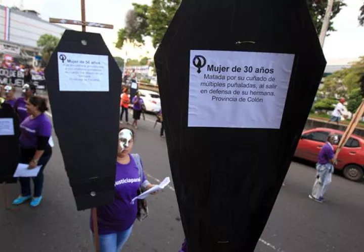 Un grupo de personas porta representaciones de ataúdes durante una protesta por las víctimas mortales de violencia de género en Panamá, en una fotografía de archivo. EFE