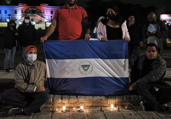 Ciudadanos nicaragüenses encienden velas durante una vigilia para rechazar el nuevo mandato del presidente nicaragüense, Daniel Ortega, al que consideran ilegítimo.